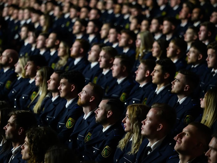269 Auszubildende sind in Sachsen zu Polizeimeisterinnen und Polizeimeistern ernannt worden.  / Foto: Hendrik Schmidt/dpa