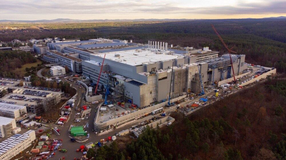 Vor allem die Mikrochipindustrie braucht viel mehr Wasser, das nach der Produktion als Abwasser wieder zum Klärwerk Kaditz geleitet wird. Weit fortgeschritten ist der Bau am neuen Infineon-Werk an der Königsbrücker Straße. Mit dem Neubau an der Südostecke sollen rund 1.000 zusätzliche Jobs entstehen. Fotos: Peter Hilbert