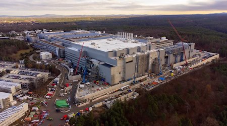 Vor allem die Mikrochipindustrie braucht viel mehr Wasser, das nach der Produktion als Abwasser wieder zum Klärwerk Kaditz geleitet wird. Weit fortgeschritten ist der Bau am neuen Infineon-Werk an der Königsbrücker Straße. Mit dem Neubau an der Südostecke sollen rund 1.000 zusätzliche Jobs entstehen. Fotos: Peter Hilbert