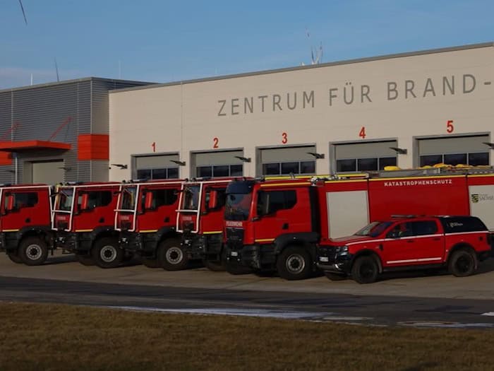 Die fünf neuen Tanklöschfahrzeuge. Foto: Amt für Brand- ,Katastrophenschutz und Rettungswesen Landkreis Meißen