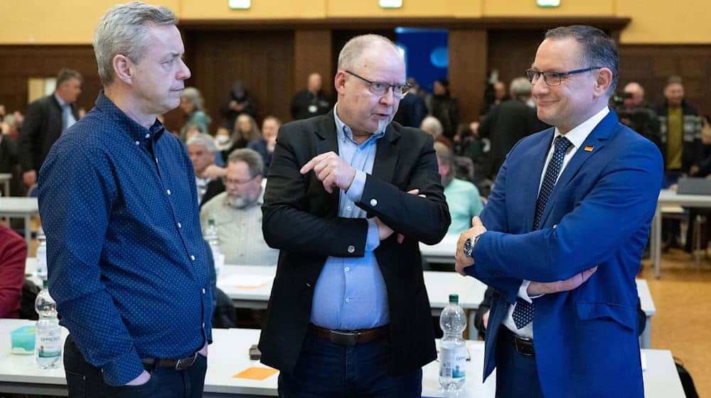 AfD chairman Tino Chrupalla (right) shares two citizens' offices with Roberto Kuhnert (center), member of the Saxon state parliament. (Archive photo) / Photo: Sebastian Kahnert/dpa