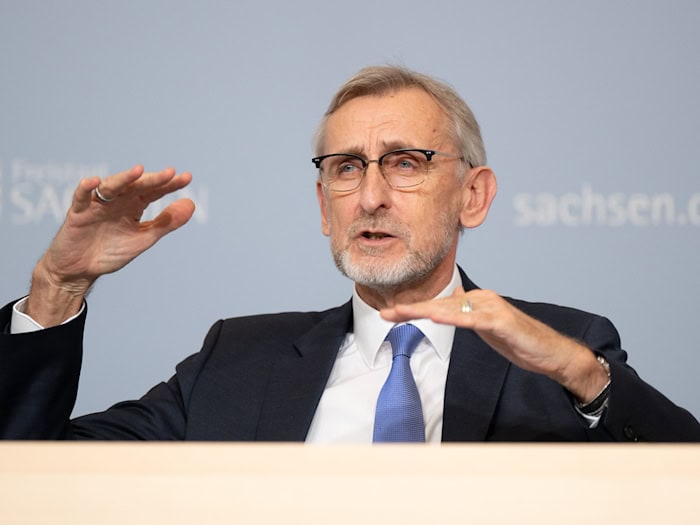 Der sächsische Innenminister Armin Schuster hat die frühere Bundesregierung nach der Gerichtsentscheidung zur AfD-Einstufung kritisiert (Archivbild).  / Foto: Sebastian Kahnert/dpa