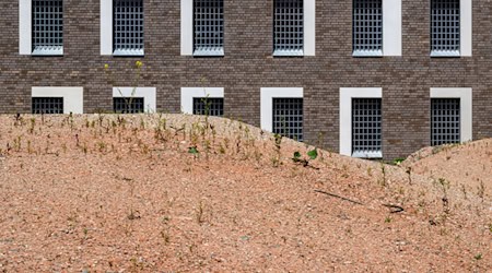 Die AfD im Sächsischen Landtag fordert Aufklärung zur Verzögerung und Kostenexplosion bei der JVA in Zwickau. (Archivbild) / Foto: Hendrik Schmidt/dpa