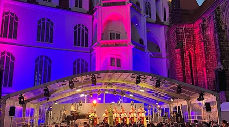 Sommerliche Konzertatmosphäre vor der Albrechtsburg - The Swingin’ Hermlins begeistern das Publikum bei den Burgfestspielen Meißen – ein musikalisches Highlight, unterstützt durch den Kulturraum Meißen – Sächsische Schweiz – Osterzgebirg. Foto: Diana Fechner, Kulturraum Meißen – Sächsische Schweiz – Osterzgebirge