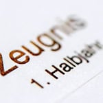 Bei Sorgen über die Schulnoten bietet die «Nummer gegen Kummer» Hilfe an. (Symbolbild) / Foto: Hauke-Christian Dittrich/dpa