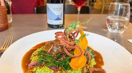 Anna im Schloss: Schweinebäckchen und Spätburgunder vom Weingut Schuh (Bild: Ulrich van Stipriaan)