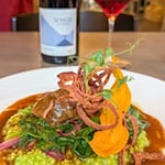 Anna im Schloss: Schweinebäckchen und Spätburgunder vom Weingut Schuh (Bild: Ulrich van Stipriaan)