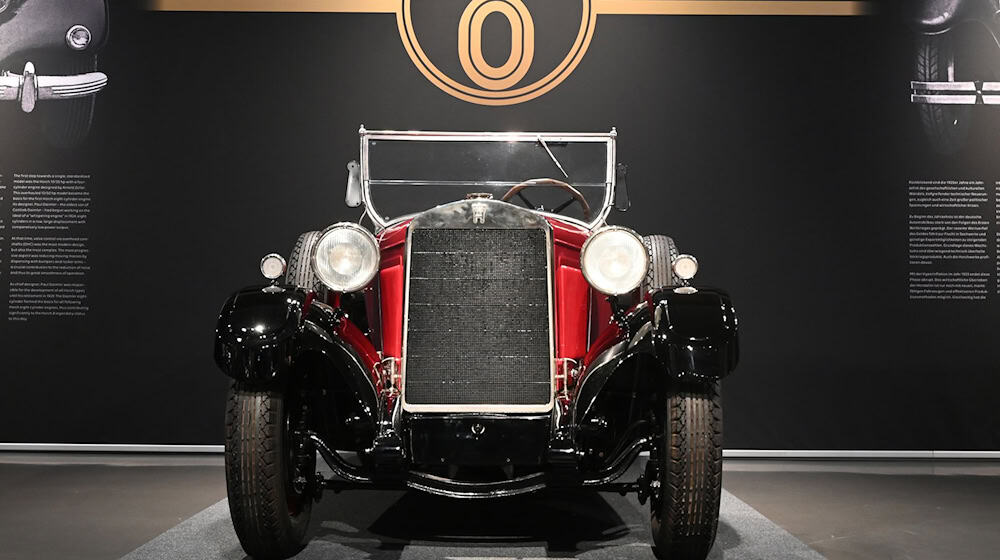 100 years ago, the car manufacturer Horch presented the first mass-produced German eight-cylinder engine. The August Horch Museum in Zwickau is dedicating a new special exhibition to this and is showing 13 historic models / Photo: David Hammersen/dpa