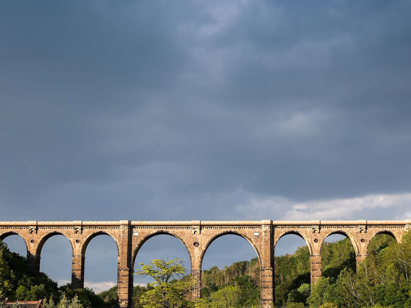The Leipzig-Chemnitz railroad line crosses the Zwickauer Mulde at the Göhren Viaduct. The line is considered an important transport artery, but its urgently needed expansion has been a long time coming. (Archive photo) / Photo: Jan Woitas/dpa-Zentralbild/dpa