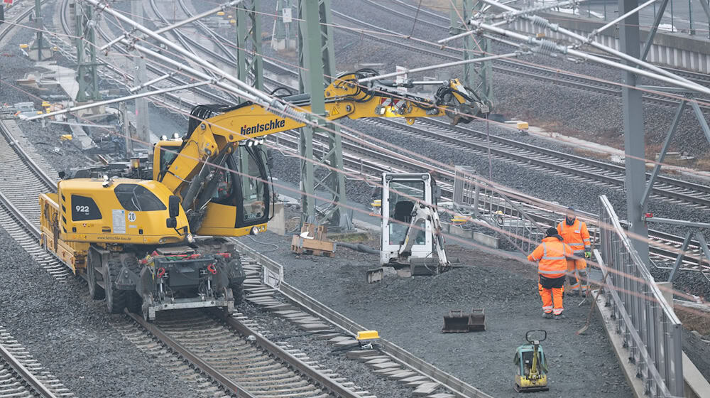 The crossing structure at Dresden Central Station is being completely replaced / Photo: Sebastian Kahnert/dpa