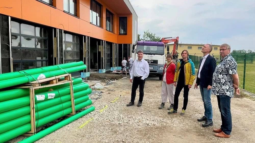 Noch im Bau:berbürgermeister Dr. Sven Mißbach (l.) und Landrat Ralf Hänsel (2.v. r.) im Sommer vorigen Jahres bei der Besichtigung des Baufortschritts an der neuen Rettungswache Großenhain. Bildquelle: Landratsamt Meißen