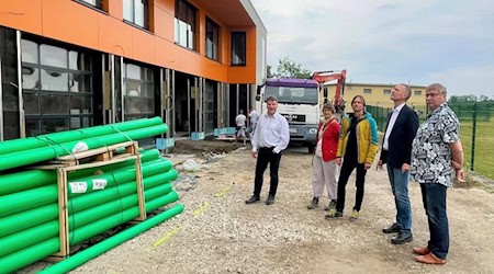 Noch im Bau:berbürgermeister Dr. Sven Mißbach (l.) und Landrat Ralf Hänsel (2.v. r.) im Sommer vorigen Jahres bei der Besichtigung des Baufortschritts an der neuen Rettungswache Großenhain. Bildquelle: Landratsamt Meißen