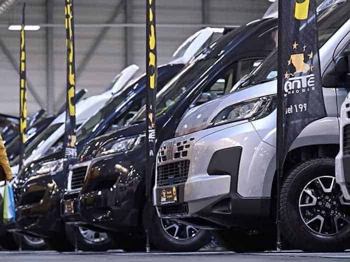 Wohnmobile können höhere sechsstellige Summen kosten und sind nicht für jedermann erschwinglich. (Symbolbild) / Foto: Martin Schutt/dpa