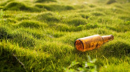 Braunglas schützt Lebensmittel wie Bier – aber seine Herstellung schadet dem Klima. Das wollen Freiberger Forschende ändern. © pixabay/Letone 