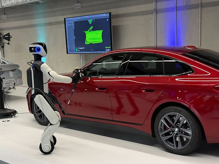 Ein Roboter wie ihn BMW in Leipzig einsetzt.  / Foto: Christof Rührmair/dpa