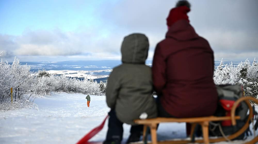 Tobogganing fun on Saxony's highest peak: a natural toboggan run more than 1,700 meters long leads from Fichtelberg down to Oberwiesenthal. (Archive image) / Photo: Jennifer Brückner/dpa