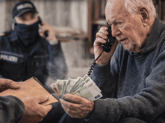 Sich als Polizisten ausgebende Betrüger haben einen 86-Jährigen um 30.000 Euro betrogen. Symbolbild: KI/ChatGPT