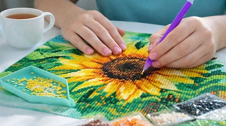 Beim gemeinsamen Diamond Painting entsteht Nähe – ohne Lärm, ohne Ablenkung. / Bild KI generiert mit ChatGPT 5.2