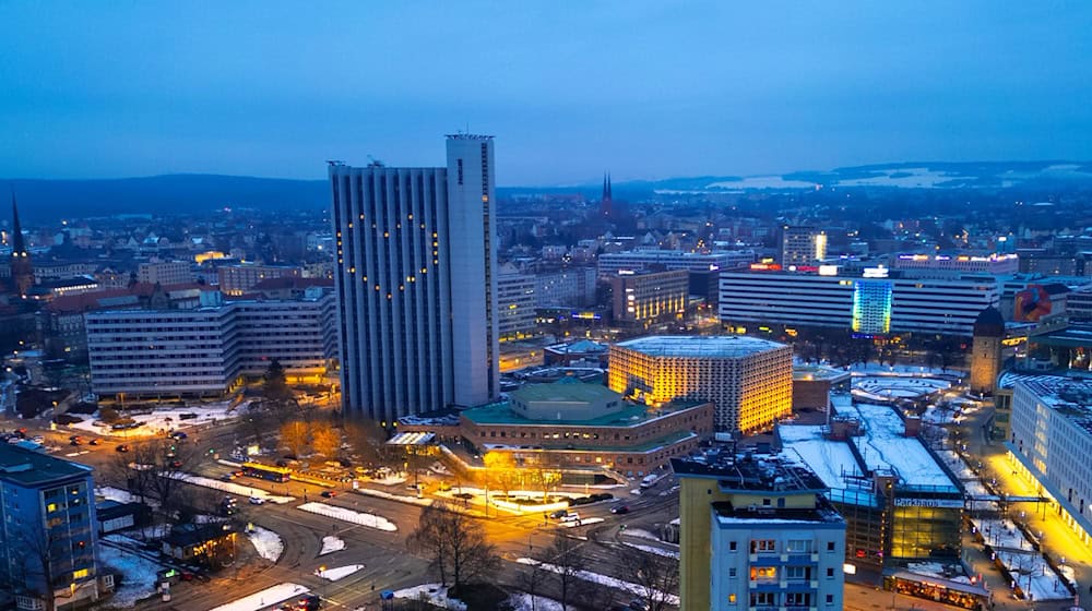The Chemnitz Congress Hotel has dominated the cityscape since the 1970s. But does the 100-metre-high building have a future as a hotel? (Archive photo) / Photo: Hendrik Schmidt/dpa