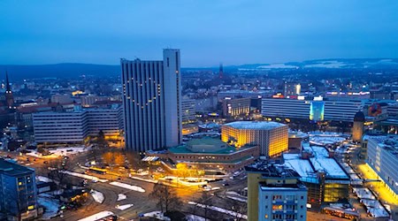 Das Chemnitzer Congress Hotel prägt seit den 1970er Jahren das Stadtbild. Doch hat das rund 100 Meter hohe Gebäude eine Zukunft als Hotel? (Archivbild) / Foto: Hendrik Schmidt/dpa