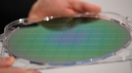 An seinem Standort im sächsischen Freiberg fertigt der Halbleiter-Hersteller Siltronic sogenannte Wafer für die Chipindustrie. (Symbolbild) / Foto: Wolf von Dewitz/dpa
