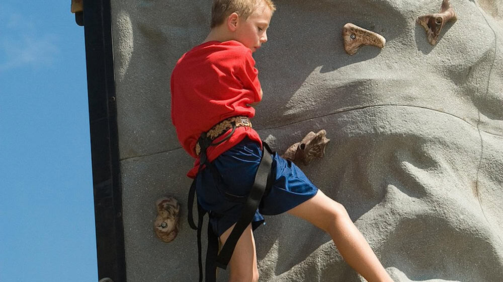 Symbolbild Kletterwand / pixabay geewillie