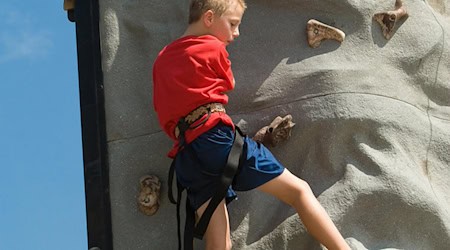 Symbolbild Kletterwand / pixabay geewillie