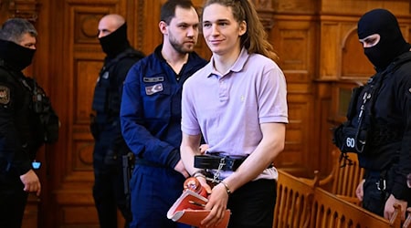 Die deutsche Person Maja T. (2.v.r.) ist in Budapest wegen Angriffen auf mutmaßliche Rechtsextremisten zu acht Jahren Gefängnis verurteilt worden.  / Foto: Denes Erdos/AP/dpa