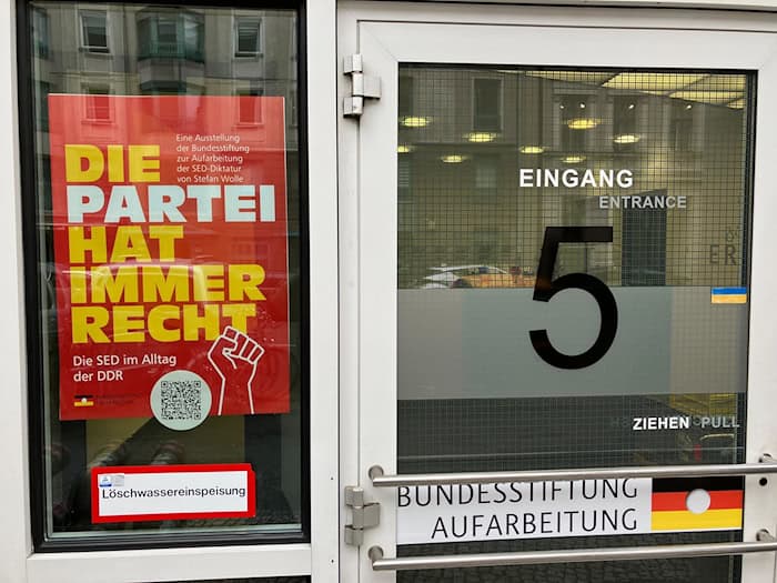 Die neue Jahresausstellung der Bundesstiftung zur Aufarbeitung der SED-Diktatur trägt den Titel «Die Partei hat immer Recht».  / Foto: Stefan Kruse/dpa