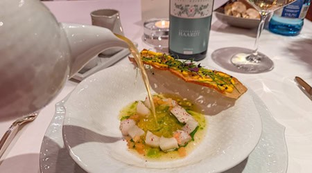 Sächsische Fischsuppe à la Bouillabaisse – edle Fische in edlem Porzellan (Bild: Ulrich van Stipriaan)