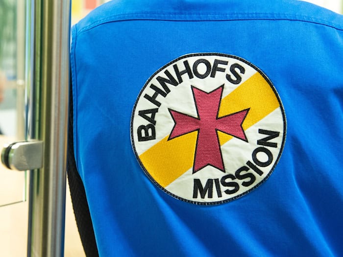 Wer sich freiwillig ehrenamtlich engagiert, kann in Sachsen verfügbare Vorteile und Vergünstigungen ab sofort auch digital per Smartphone nutzen. (Symbolbild) / Foto: Sarah Knorr/dpa