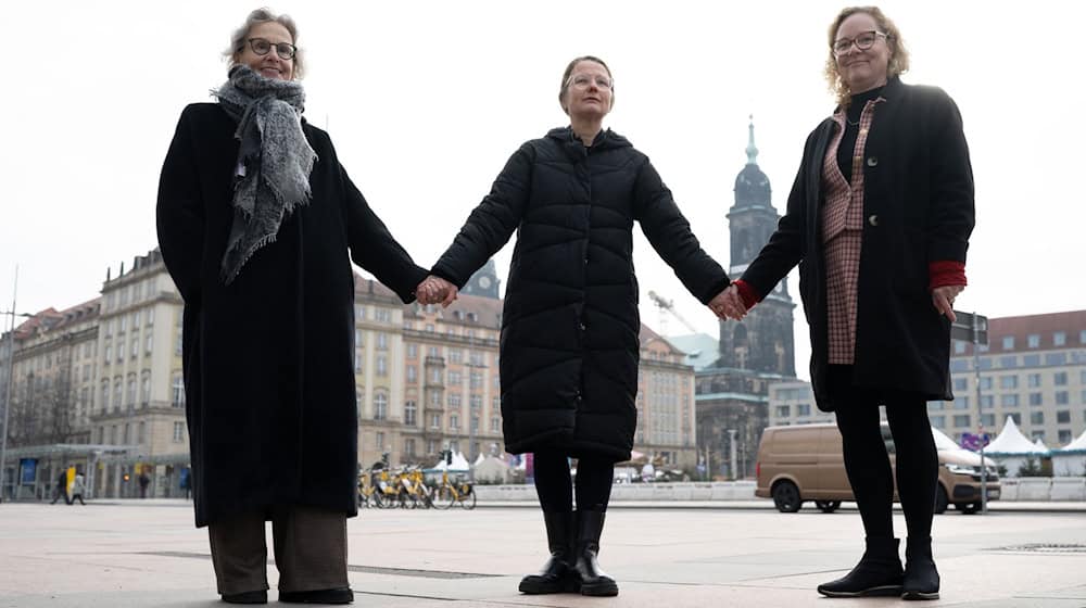 Ursula Staudinger, Rektorin der TU Dresden (links), ist Versammlungsleiterin der Menschenkette zum Jahrestag der Zerstörung Dresdens am 13. Februar 1945. / Foto: Sebastian Kahnert/dpa