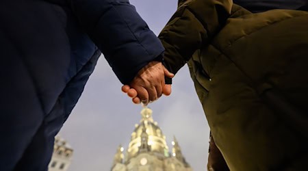 Zum Jahrestag der Zerstörung Dresdens haben Tausende Bürger der Stadt eine Menschenkette gebildet und damit ein Zeichen für Frieden und Versöhnung setzen wollen (Archivbild). / Foto: Robert Michael/dpa