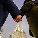 Zum Jahrestag der Zerstörung Dresdens haben Tausende Bürger der Stadt eine Menschenkette gebildet und damit ein Zeichen für Frieden und Versöhnung setzen wollen (Archivbild). / Foto: Robert Michael/dpa