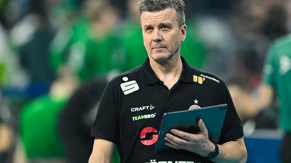 El entrenador del Dresde, Alexander Waibl, observa el partido. (Imagen de archivo) / Foto: Uwe Anspach/dpa
