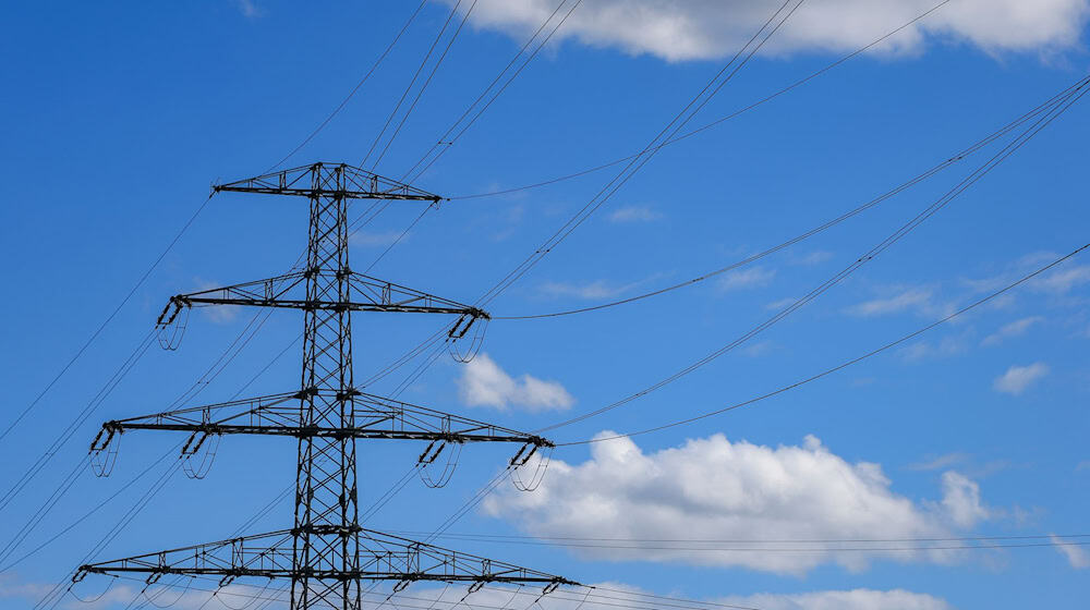 When too much solar and wind power threatens to overload the grid, grid operators have to intervene. (Symbolic image) / Photo: Jan Woitas/dpa