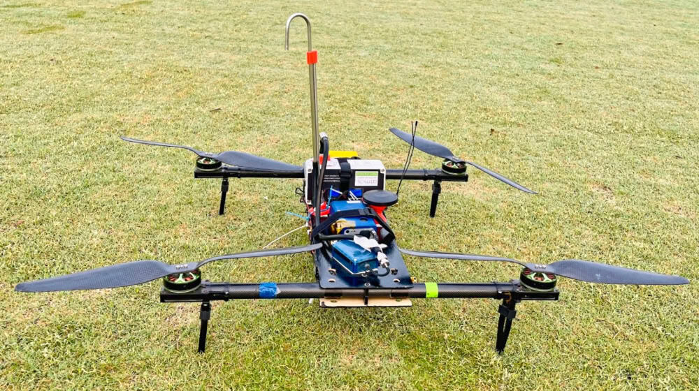 Mit speziellen Sensoren und einem Entfeuchter ausgestattet: Die Drohne maß in Delhi die Feinstaubkonzentration in verschiedenen Höhen. ©  Ajit Ahlawat, TU Delft/ TROPOS