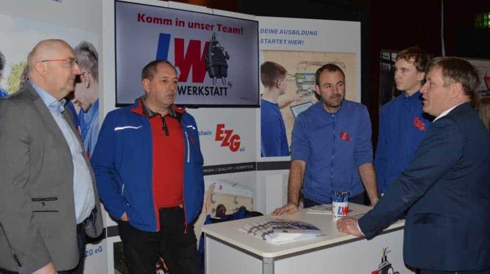 Großenhains Oberbürgermeister Sven Mißbach (r.) im Gespräch mit Marko König, dem Vorstandsvorsitzende des Elektro Zentrums Großenhain, Marko König (2.v.l.) und Thomas Stamm, dem Leiter der Agentur für Arbeit Riesa (l.).   Foto: Henry Müller