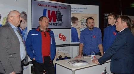 Großenhains Oberbürgermeister Sven Mißbach (r.) im Gespräch mit Marko König, dem Vorstandsvorsitzende des Elektro Zentrums Großenhain, Marko König (2.v.l.) und Thomas Stamm, dem Leiter der Agentur für Arbeit Riesa (l.).   Foto: Henry Müller