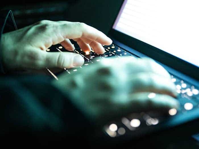 Die Polizei hat Computer, Handys und Speichermedien beschlagnahmt. (Symbolbild) / Foto: Philip Dulian/dpa