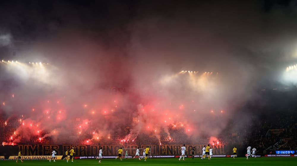 A fire was set off in Dresden's K-Block - Dynamo must pay. (Archive picture) / Photo: Robert Michael/dpa