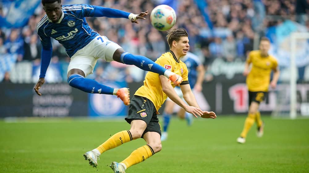 The match between promotion favorites Schalke 04 and relegation candidates Dynamo Dresden was hard-fought / Photo: Bernd Thissen/dpa