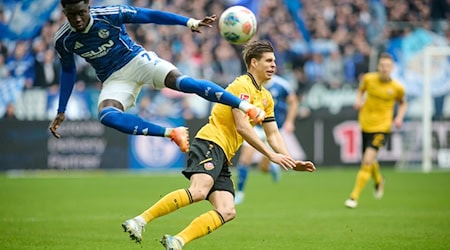 Die Partie zwischen Aufstiegsfavorit Schalke 04 und Abstiegskandidat Dynamo Dresden war umkämpft.  / Foto: Bernd Thissen/dpa