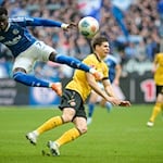 Die Partie zwischen Aufstiegsfavorit Schalke 04 und Abstiegskandidat Dynamo Dresden war umkämpft.  / Foto: Bernd Thissen/dpa