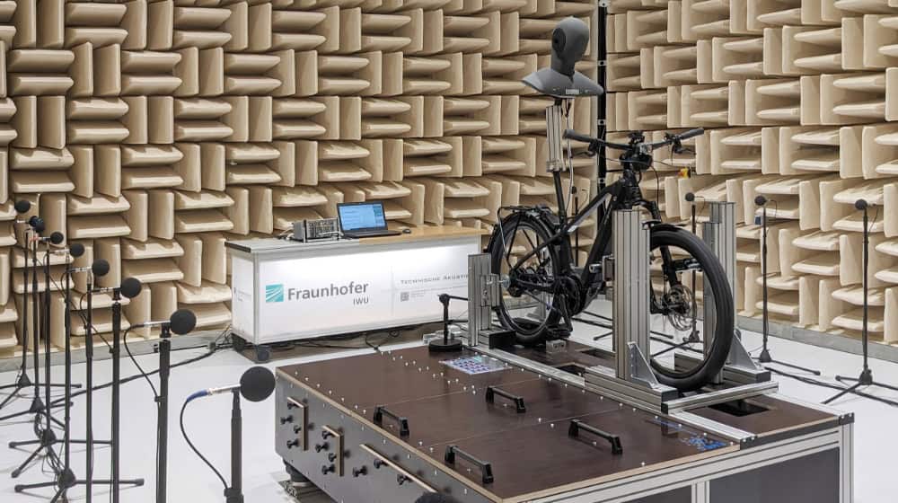 An e-bike is tested for disturbing noises on the test bench at the Fraunhofer IWU Dresden. The technology detects where rattling or buzzing occurs. Fraunhofer IWU