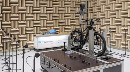 Auf dem Prüfstand am Fraunhofer IWU Dresden wird ein hochwertiges E-Bike auf störende Geräusche getestet. Spezielle Sensoren spüren auf, wo Klappern oder Summen entstehen.