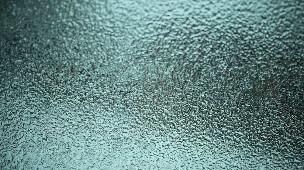 Gefrierender Regen hat am Donnerstag in Ostsachsen für zahlreiche Unfälle und Stürze gesorgt.  / Foto: Britta Pedersen/dpa