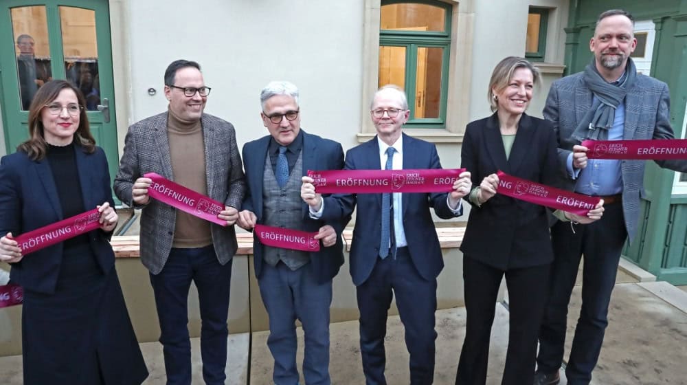 Das Erich-Zeigner-Haus in Leipzig ist wiedereröffnet: Demokratie-Bürgermeisterin Vicki Felthaus (Bündnis 90/Die Grünen), Staatsminister Dirk Panter (SPD), Dr. Kai-Michael Sprenger (Direktor der Stiftung Orte der Deutschen Demokratiegeschichte), Raimund Grafe (Vorsitzender des Erich-Zeigner-Haus e.V.), Susanne Streit (LWB), Tobias Kobe (Amtierender Leiter Kulturamt). Foto: Jan Kaefer