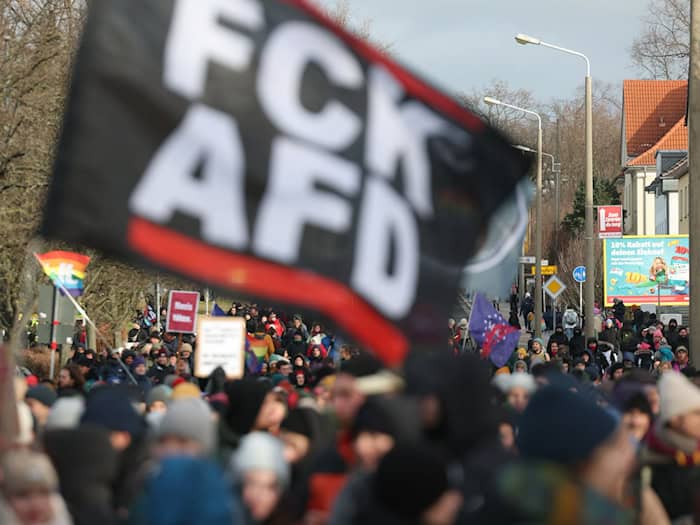 Bei den Protesten gegen den AfD-Parteitag in Riesa war die Stimmung zeitweilig aufgeheizt, vielerorts standen sich Demonstranten und Polizei gegenüber, es gab teilweise Auseinandersetzungen. / Foto: Jan Woitas/dpa