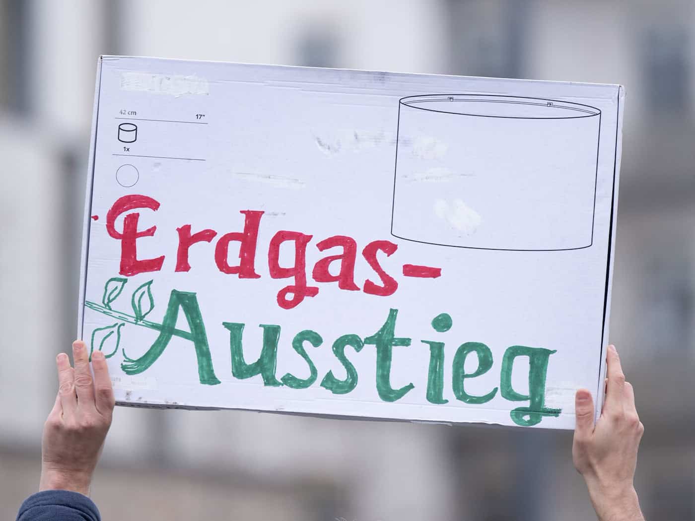 Climate activists have protested in Dresden with a new street blockade for a change in the heat supply towards renewable energies (archive photo). / Photo: Sebastian Kahnert/dpa